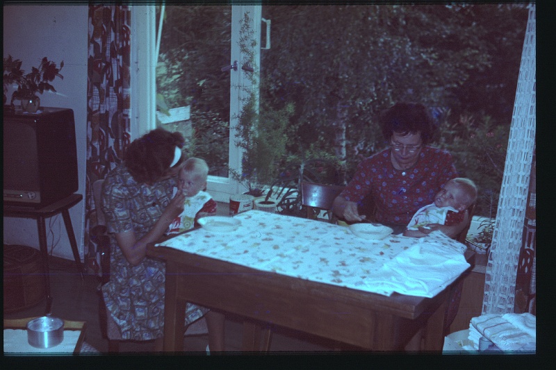 01.Regensburg jun 1964 Ilse,Mama,Brigitte,Marion.JPG